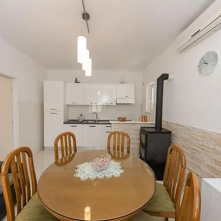 Apartment Mate *