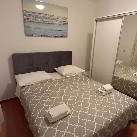 Apartment Mate *