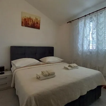Apartment Mate *
