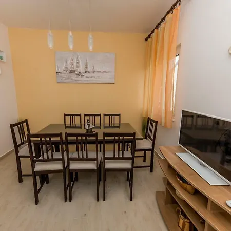 Mate Apartment *