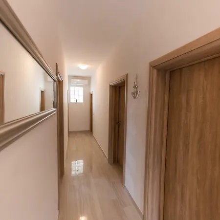 Mate Apartment Vinisce