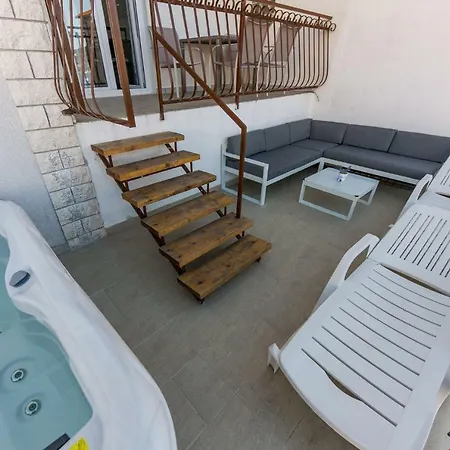 Apartment Mate *